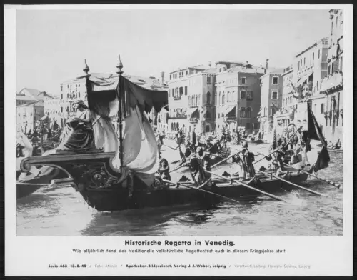 WK 2. Venedig Regatta Motiv geschmückte Gondeln und Ruderern im Kanal Zuschauer