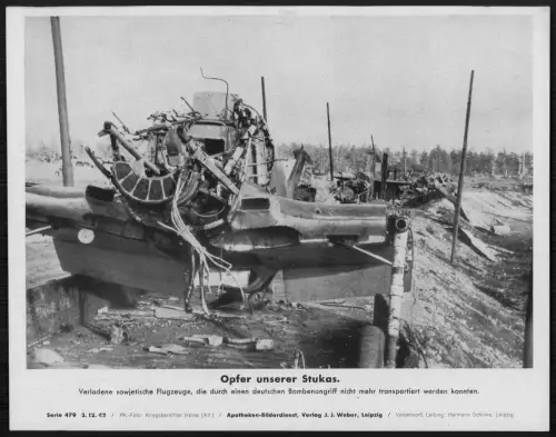 Verladene sowjetische Flugzeuge die durch einen deutschen Bombenangriff zerstört