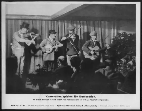 Kameraden spielen für Kameraden - Ostfront Musikabend Flakkanoniere PK Foto 1943