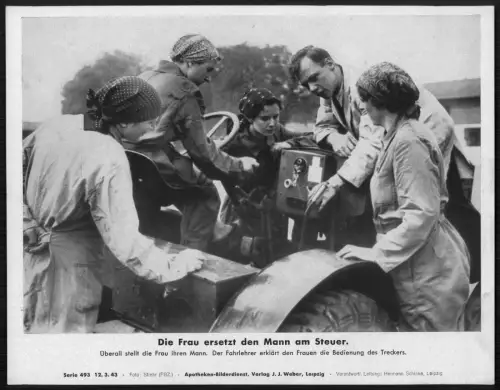 WK Fahrlehrer erklärt den Frauen Frau ersetzt Mann am Steuer Traktor Ausbildung