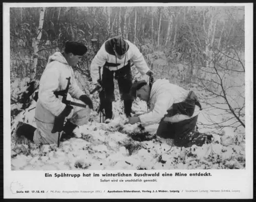 Wehrmacht MP Spähtrupp im Wintereinsatz der eine Mine entdeckt und sichert 1942