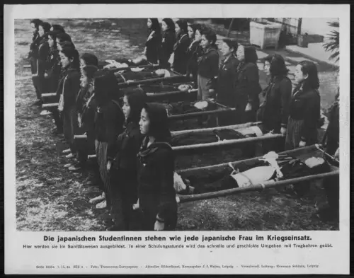 japanischen Studentinnen stehen wie jede japanische Frau im Kriegseinsatz - WK 2