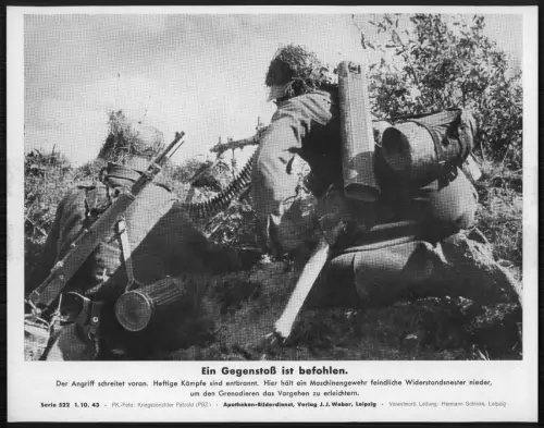 Gefechtsszene mit Maschinengewehr Stellung im Einsatz während eines Gegenstoßes