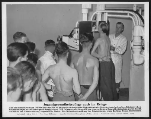 Wehrmacht Reihenuntersuchung Jugendlicher im Röntgenraum eines Gesundheitsamtes