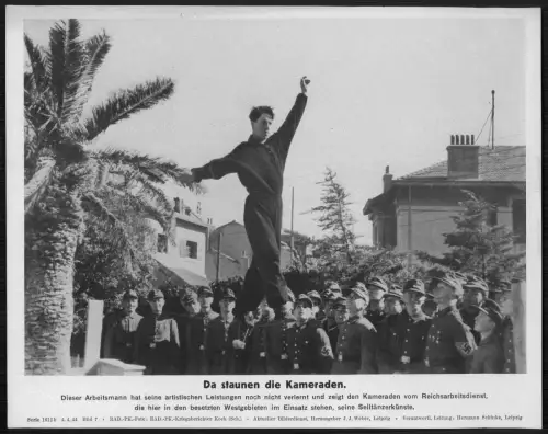 Wehrmacht Soldaten Seiltanz Darbietung im Arbeitseinsatz artistische Leistungen