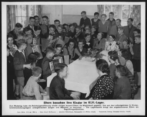 Wehrmacht - Eltern besuchen ihre Kinder im KLV Lager - musikalischer Darbietung