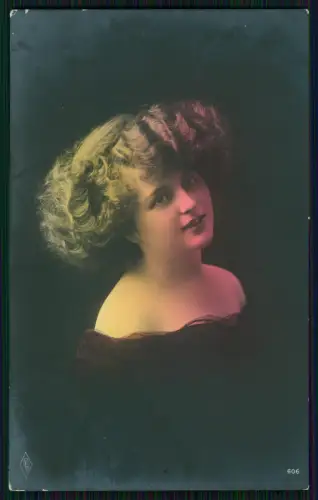 AK - Portrait junge Hübsche Dame Atelier koloriert Mode Frisur - 1910 gelaufen
