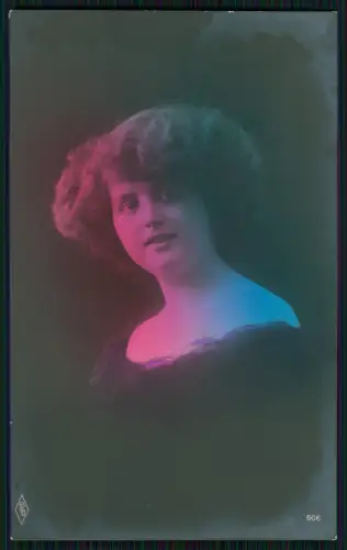 Portrait junge Dame koloriert Atelierbild Bildästhetik der Epoche 1907 gelaufen