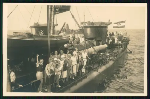 Foto AK -  Kriegsschiffes Reichsmarine um 1935 Hafen von Dahme ? Ostsee Beiboot