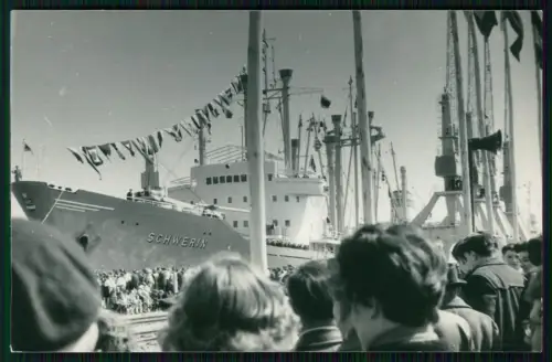 5x Foto 14x9 - Rostock Warnemünde - Frachtschiff SCHWERIN Hafenkräne Werft - DDR