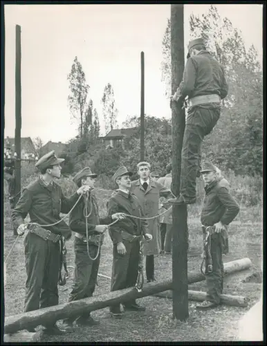 Pressefoto 22x17cm - Dortmund Techniker mit Steigeisen Montagearbeit am Holzmast