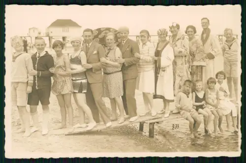 Foto AK - Dahme Ostsee Strandgruppe mit Erwachsenen und Kindern Wassersteg 1930