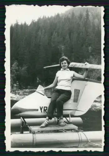 Foto Österreich Rumänien Wasserflugzeug Frau auf Schwimmerflugzeug Szene 1950er