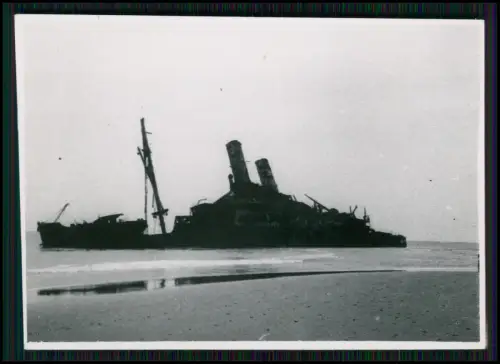 2x Foto Gestrandetes Schiff Zweiter 2 Weltkrieg an der Küste sichtbar beschädigt