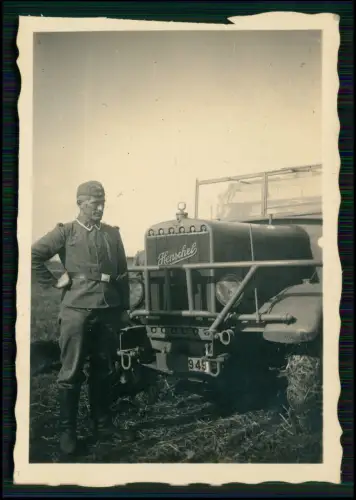 Foto Soldat Luftwaffe Wehrmacht - WK Zweiter Weltkrieg mit Henschel 33 Lastwagen