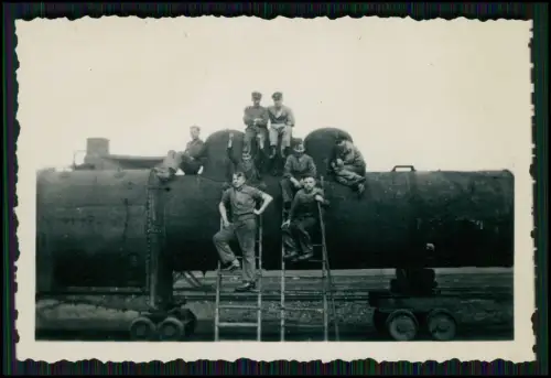 2x Foto Männer Soldaten Industriearbeiter Eisenbahn Bauprojekt Lore auf Schienen