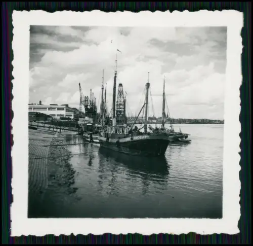4x Foto - Boot Jean Jacques Hafen Küste Kräne Industriegebäude Frankreich 2. WK
