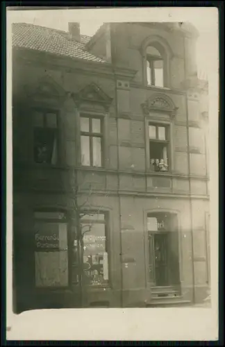 Foto AK Herren Salon mit Parfümerie und Zigarrengeschäft - Geschäftshaus um 1910