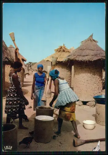 Foto AK  Afrika Frauen bereiten Mahlzeit zu stampfen Getreide Lehmhütten im Dorf