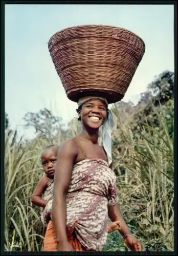 Foto AK - Afrika junge Mutter mit Baby auf dem Rücken - großer Korb auf dem Kopf