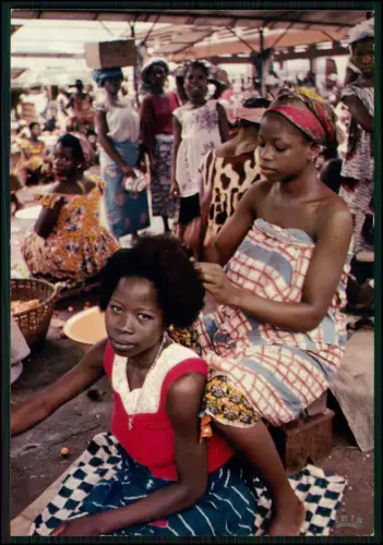 Foto AK - Afrika Frau flechtet Haar auf belebtem Markt - Gemeinschaft Schönheit
