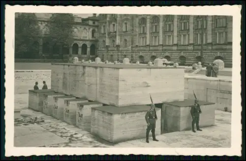 Orig. Foto AK - München Königsplatz Ehrentempel Luftwaffe Wachposten - 1937 gel.