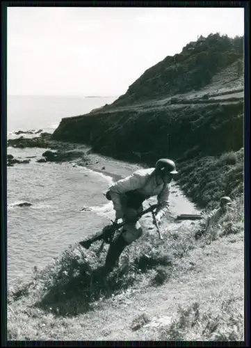 2x Foto - Frankreich Normandie Küste Soldaten - französischer Bilddienst nach 45
