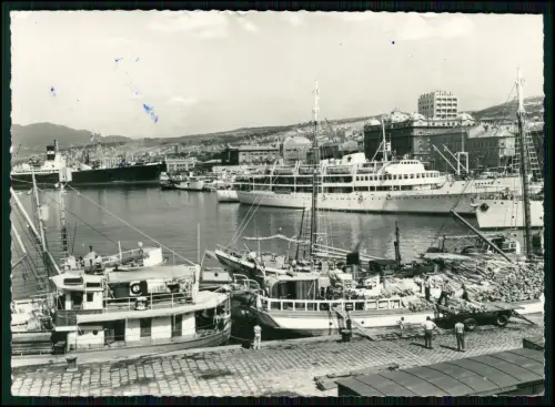 Foto AK - Rijeka Adria Kroatien Hafen Jadran ? Aufschrift Jugoslawien u. Boote