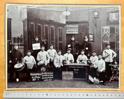 Foto 27x20cm - Soldaten Stube Nr 4 Gruppe Musikkapelle Akkordeon u.a. - 1900-14