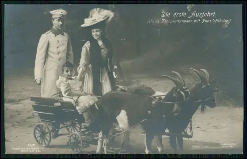 Kronprinz Wilhelm und Cecilie mit Sohn Prinz Wilhelm, in einem Ziegenkarren 1908