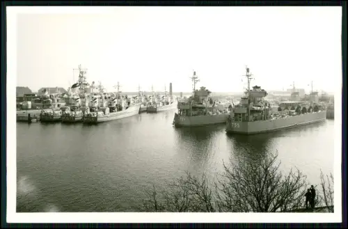 Foto AK - Wilhelmshaven Kriegsschiffe - Großer Hafen Wiesbadenbrücke - um 1940