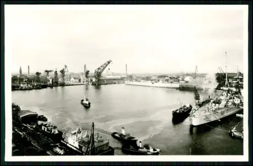 Foto AK - Wilhelmshaven Kriegsschiffe - Bauhafen gesprengt großer Kran - 1940
