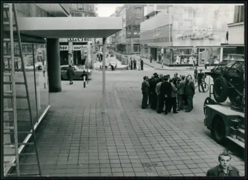 Pressefoto 18x13 Dortmund Ecke Kaufhof Sanierung Pflasterarbeit 1960er Baustelle