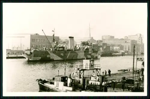 Foto AK Kriegsschiff Minenschiff Kaiser Hafen Norwegen ? u.a. Versorgungsschiffe