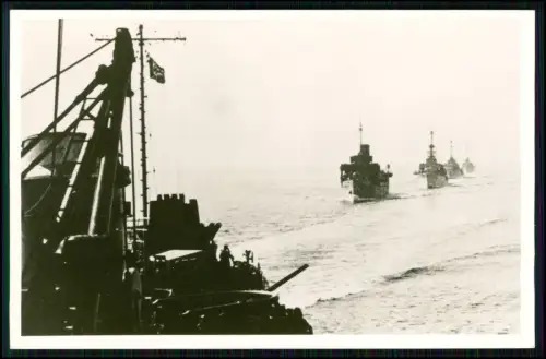 Foto AK - Kriegsschiffe Marine 2. WK - in Kiellinie Zerstörer und Minenschiffe