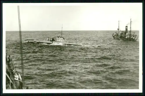 Foto AK - Minensuchboot M 1803 - mit englisch U-Boot 54S HMS Shark - 1939-1945