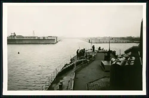 Foto AK - Raederschleuse in Wilhelmshaven - Kriegsschiff Einfahrt - März 1943