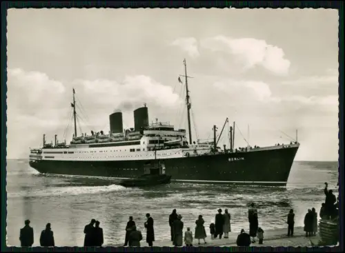 Foto AK - Fahrgastmotorschiff Berlin Norddeutscher Lloyd viele Zuschauer am Ufer