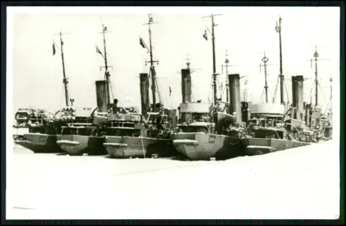 Foto AK -U-Boot-Jäger UJ 17. U-Jagdflottille 1939 Flensburg aufgestellt - im Eis