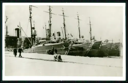 Foto AK -U-Boot-Jäger UJ 17. U-Jagdflottille 1939 Flensburg aufgestellt - im Eis