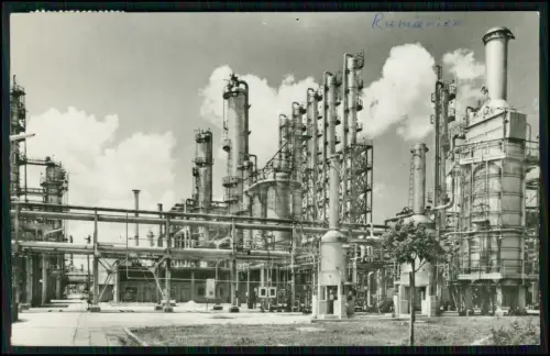 Foto AK  Erdölraffinerie in Ploiești Rumänien Industrieanlage Produktionsgebäude