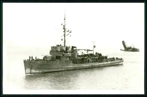 Foto AK - Minensuchboot M 32 Kriegsmarine - Mai 1945 den Alliierten übergeben
