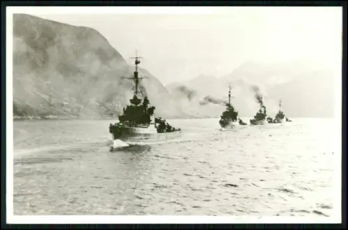 Foto AK - Minensuchboot M 302 - und andere in Kiellinie - deutsche Kriegsmarine