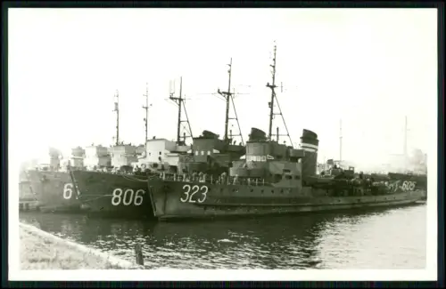 Foto AK - Minensuchboot - M 323 + M 806 - u.a. - Kriegsmarine im Hafen