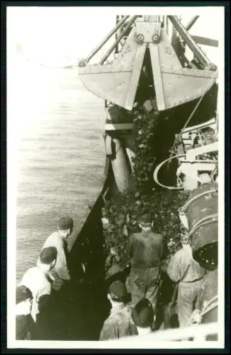 Foto AK - Verladen von Kohle auf Minensuchboot M-Boot der deutschen Kriegsmarine