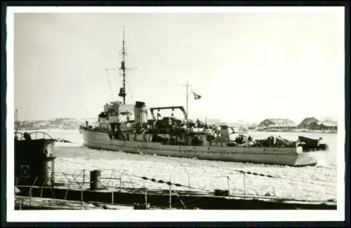 Foto AK - Minensuchboot M ? - im Eis Hafen Wo ? - mit U-Boot