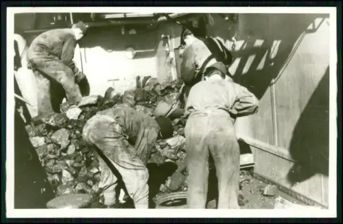 Foto AK - Verladen von Kohle auf Minensuchboot M-Boot der deutschen Kriegsmarine