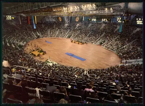 München Sporthalle Olympische Spiele 1972 Innenraum mit Publikum Wettkampffläche