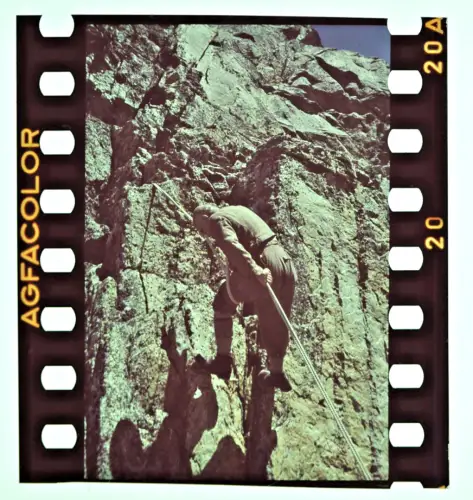 Original Agfacolor Farbdia 3,5x4cm - Bergsteiger Felswand in den Alpen - 1938-39