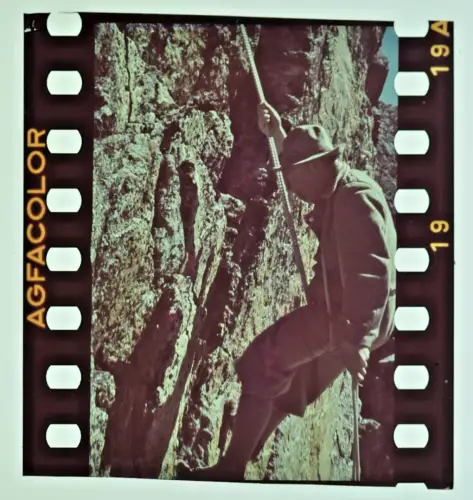 Original Agfacolor Farbdia 3,5x4cm - Bergsteiger Felswand in den Alpen - 1938-39